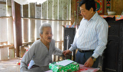 Nguyen Anh Tuan visit and give gifts to Le Van Sa tools, circular hamlet 100. My Hung, My Long.