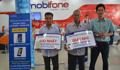 ông Đặng Quốc Trung, Giám đốc MobiFone chi nhánh Tiền Giang trao giải nhất và nhì cho khách hàng may mắn.