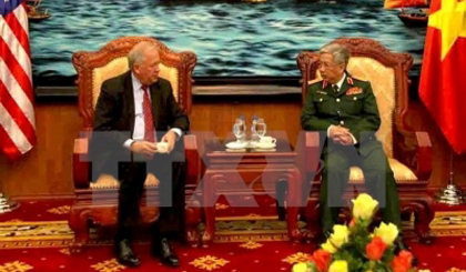 Deputy Minister of Defence Nguyen Chi Vinh and Counsellor of the United States Department of the State Thomas Shannon