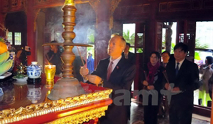 US Ambassador to Vietnam Ted Osius offers incense at Trieu To Temple (Source: VNA)