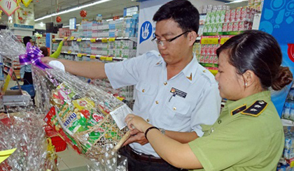  Last year, more than 600 teams from the Ha Noi Department of Health collected VND3 billion (US$142,800) in fines during inspections of markets, shops and supermarket chains. — VNA/VNS Photo The Anh