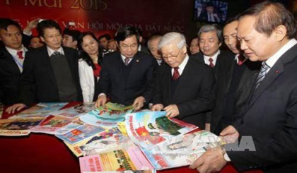 Party chief Nguyen Phu Trong visits a stall at the Spring Press Festival (Photo: VNA)