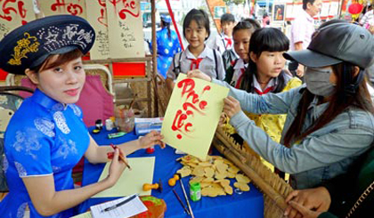 Hong Dao artisan performs calligraphy