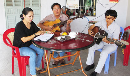 Tài tử Phan Thanh Phong (Mười Phong, cầm đàn ngồi giữa) và 2 học trò  Kim Định (học đàn cổ) và diễn viên Kim Loan (học ca).