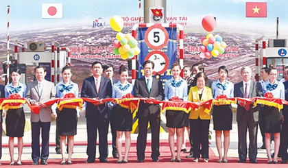 Prime Minister Nguyen Tan Dung cuts the ribbon to open the HCM City-Long Thanh-Dau Giay expressway yesterday (Photo: VNA/VNS)