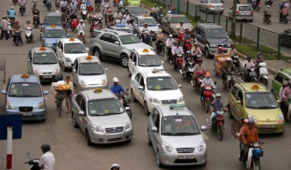 The National Committee for Road Safety held the first aid training to taxi drivers and fans of adventure tourism in Hanoi on February 8.