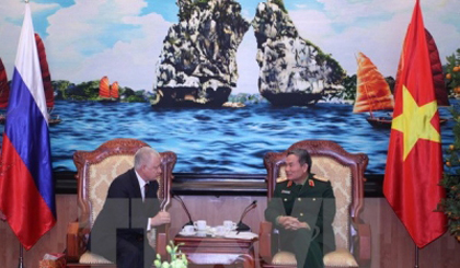 Deputy Defence Minister, Senior Lieutenant General Truong Quang Khanh (L) and Chief Representative of the Russian Federal Service for Technical-Military Co-operation to Vietnam Anatoly Chuprynov (R)