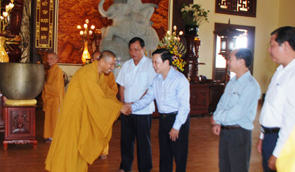 Tien Giang’s Party Committee Secretary Tran The Ngoc and provincial leaders offered incense.