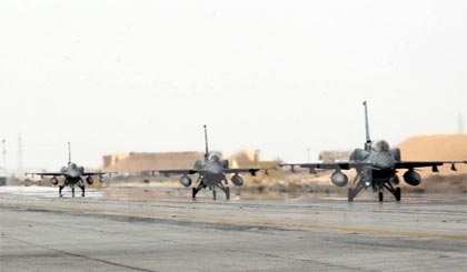 Phi đội máy bay F-16 của UAE tại một căn cứ không quân của Jordan. Ảnh: AFP/TTXVN