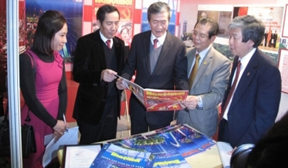 Head of the Party Central Committee’s Education and Communications Commission Dinh The Huynh (centre) and leaders of the VJA visit display booths at the festival. (Image credit: Nhan Dan)