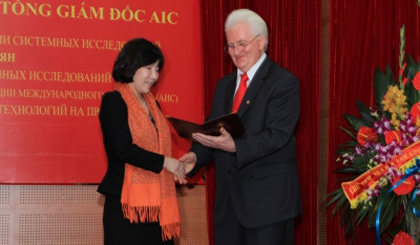 IASS President, Igor Dorokhov presents the awards to Dr. Nguyen Thi Thanh Nhan. (Image credit: dantri.com.vn)