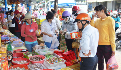 Đông đảo người dân đi mua sắm tết.