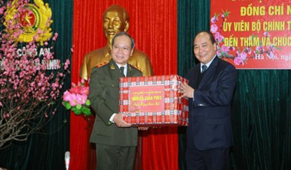 Deputy PM Nguyen Xuan Phuc gives presents to security officers.