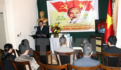 Ambassador Dao Thanh Chung speaks at a meeting marking the 85th founding anniversary of the Communist Party of Vietnam (Photo: VNA)