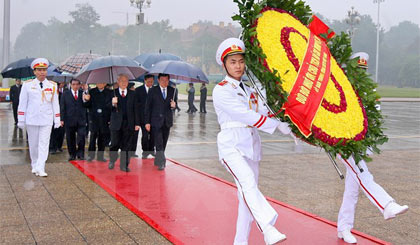 Lãnh đạo Đảng, Nhà nước đến đặt vòng hoa và vào Lăng viếng Chủ tịch Hồ Chí Minh. Ảnh: Thống Nhất/TTXVN