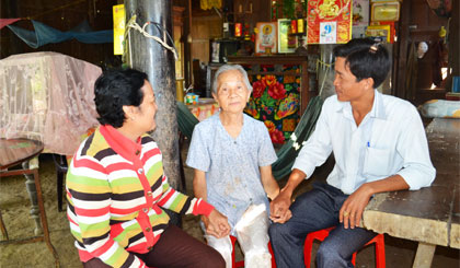 Anh Nguyễn Thanh Toàn, Phó Chủ tịch UBND xã Bình Đông thăm hỏi gia đình khó khăn.