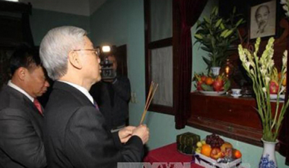 General Secretary offers incense to President Ho Chi Minh.