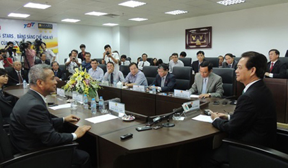 Prime Minister Nguyen Tan Dung visits Ton Duc Thang University on February 8. — Photo dantri