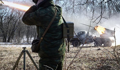 Lực lượng ly khai khai hỏa giao tranh với quân đội Ukraine ở Debaltsevo, ngày 13-2. Ảnh: AFP