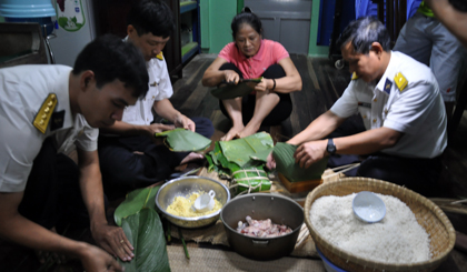 Wrapping uP Banh Chung. Photo: Huu Chi