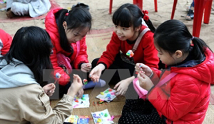 To He, a traditional craft of toy figurine making, attracts children. Source: VNA