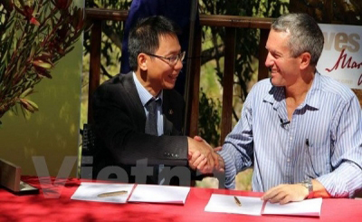 Vietnamese Consul General Le Viet Duyen (left) and Western Australia Minister for Regional Development and Lands Terry Redman (Credit: Vietnam+)