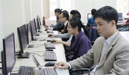 The research team: Associate Professor, Dr Le Sy Vinh (outermost) and his co-workers. Source: dantri.vn