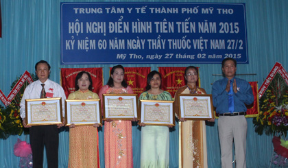 Ông Nguyễn Văn Vững, Phó Chủ tịch UBND TP. Mỹ Tho  trao bằng khen của UBND tỉnh cho các Thầy thuốc tận tâm