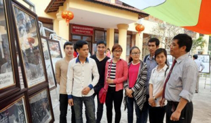 Visitors at the exhibition (photo: VNA)