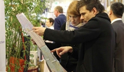 Visitors look at a map of Vietnam (Photo: VNA)