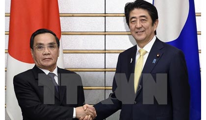 Thủ tướng Nhật Bản Shinzo Abe (phải) và Thủ tướng Lào Thongsing Thammavong trước cuộc hội đàm. Ảnh: AFP/TTXVN