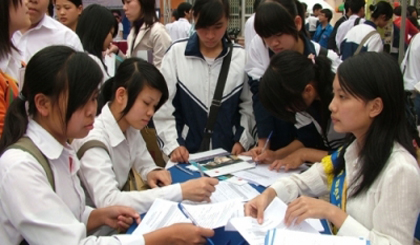 Nguyen Trai University organises counseling for high school students.