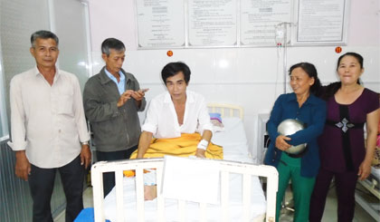 Bà con ấp mỹ, xã Kim Sơn đến thăm và hỗ trợ ông Đạo tại Bệnh viện Quân y 120.
