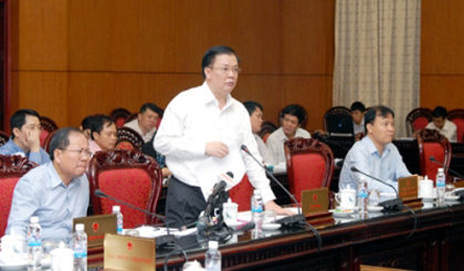 Minister of Finance Dinh Tien Dung speaks at the NA Standing Committee's 36th session on March 10. (Credit: VGP)