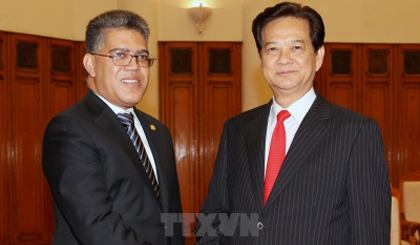 PM Nguyen Tan Dung receives Venezuelan Vice President Elias Jose Jaua Milano.