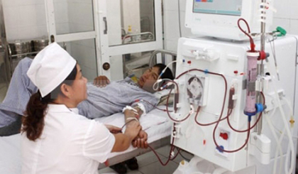 A patient with kidney disease is treated for his condition. (Image credit: VNA)