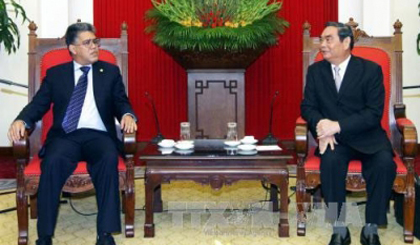 Politburo member Le Hong Anh and Venezuelan Vice President Elias Jose Jaua Milano