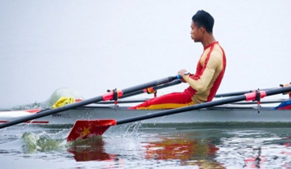 Nguyen Van Linh wins gold in the men's individual LM1x race. (thanhnien.com.vn)