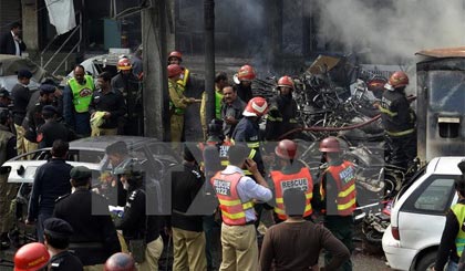 Cảnh sát Pakistan điều tra tại hiện trường một vụ đánh bom. Ảnh: AFP/TTXVN