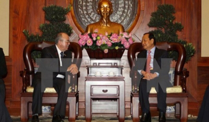 Secretary of the Ho Chi Minh City Party Committee Le Thanh Hai (R) receives Cuban Prosecutor General Dario Delgado Cura. (Credit: VNA)