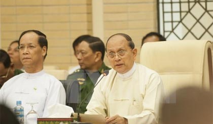 Tổng thống Myanmar Thein Sein thảo luận với thủ lĩnh đối lập. Ảnh: AFP/TTXVN