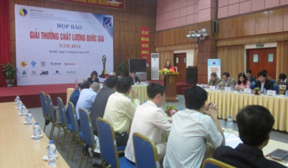 Representatives of awarded firms speak at the press briefing. (Credit: doanhnghiepvn.vn)