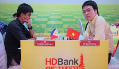 Quang Liem (R) overcame Haridas Pascua after 52 moves in their fifth game on Wednesday.