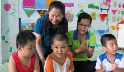 Vice Chairwoman of the Vietnam General Confederation of Labour Nguyen Thi Thu Hong visits a pre-school for workers’ children. (Photo: LDO)