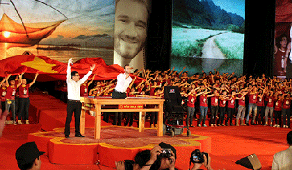 Nick Vujicic in a talk in Ho Chi Minh city. (Photo source: congan.com.vn)