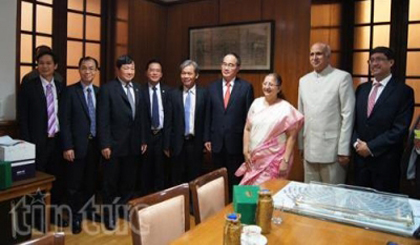 Indian Speaker of the Lok Sabha (Lower House) Sumitra Mahajan receives VFF leader Nguyen Thien Nhan on March 20