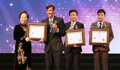 Vice President Nguyen Thi Doan presents the award to business leaders.