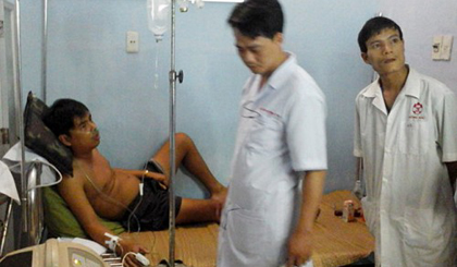 Fisherman Le Quang Minh in a hospital in the Truong Sa (Spratly) archipelago