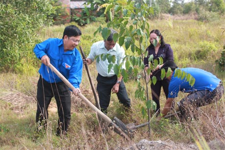 Công trình trồng cây xanh khởi động “tháng Thanh niên năm 2015”.