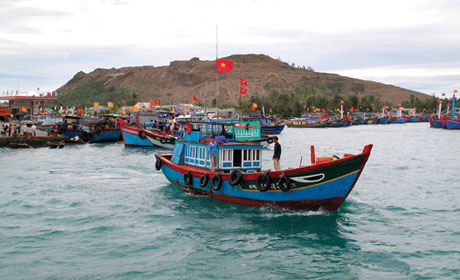 Cờ Tổ quốc luôn tung bay trên tàu thuyền của ngư dân huyện đảo Lý Sơn - những “cột mốc sống” chủ quyền của Tổ quốc.